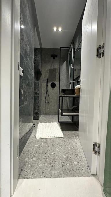 Host Apartament Elio Тирана Екстериор снимка