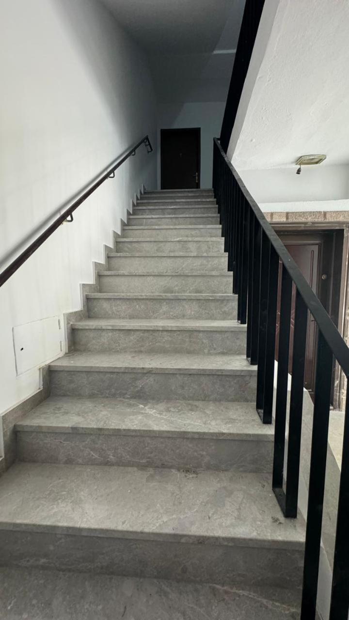 Host Apartament Elio Тирана Екстериор снимка