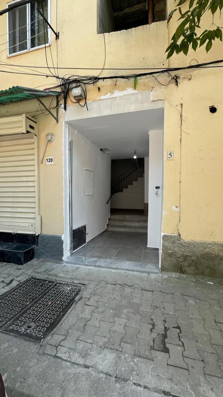 Host Apartament Elio Тирана Екстериор снимка