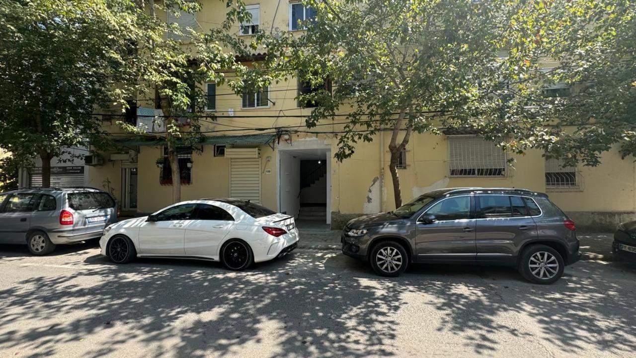 Host Apartament Elio Тирана Екстериор снимка